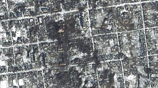 Esta imagen de satélite proporcionada por Maxar Technologies muestra zonas dañadas en Petrivka de la región de Donetsk, Ucrania, viernes 10 de febrero de 2023.
