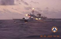 هذه الصورة التي التقطها خفر السواحل الفيليبيني تظهر قاربا صينيا اقترب بشكل كبير من السفينة الفيليبينية