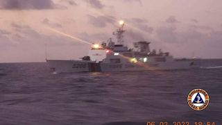 Grabación del barco chino desde el patrullero de la Guardia Costera filipina