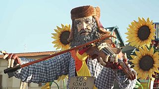 Óriási papírmasék, felvonulási kocsik - nagy látványosság a toszkánai karnevál