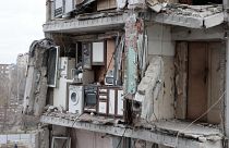 مبنى سكني في مدينة ماريوبول تدمر خلال القصف والقتال بين الجيش الأوكراني والقوات الروسية التي أصبحت تسيطر على المدينة
