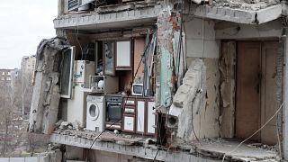 مبنى سكني في مدينة ماريوبول تدمر خلال القصف والقتال بين الجيش الأوكراني والقوات الروسية التي أصبحت تسيطر على المدينة