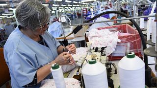 Une employée de l'usine du fabricant de vêtements Petit Bateau en France - archive avril 2017