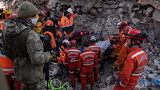 Huseyin Seferoglou, 23 ans, extrait des décombres d'un immeuble effondré à Antakya (Turquie) - 12.02.2023