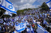 Manifestação de israelitas contra a reforma judicial do governo, às portas do Knesset, em Jerusalém, Israel