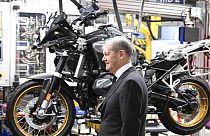 Olaf Scholz a BMW motorkerékpár-gyárában