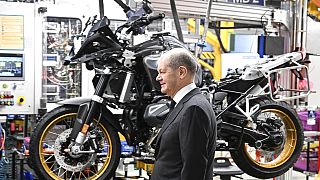 Olaf Scholz a BMW motorkerékpár-gyárában