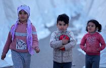 Дети в палаточном лагере в деревне Арсланли провинции Адана на юго-востоке Турции (9 февраля 2023))