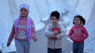 Дети в палаточном лагере в деревне Арсланли провинции Адана на юго-востоке Турции (9 февраля 2023))