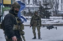 Soldados ucranianos comprueban la situación utilizando un dron en Bakhmut, región de Donetsk, Ucrania, domingo 12 de febrero de 2023.