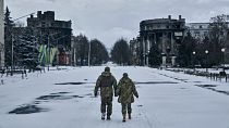 دو سرباز اوکراینی در شهر باهموت