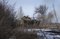 مدرعة أوكرانية تطلق النار على مواقع روسية في دونتسك. 13 فبراير 2023
