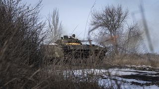 مدرعة أوكرانية تطلق النار على مواقع روسية في دونتسك. 13 فبراير 2023