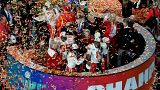 A Kansas City Chiefs játékosai (fehér mezben) a Vince Lombardi-trófeával ünnepelnek a mérkőzés után.