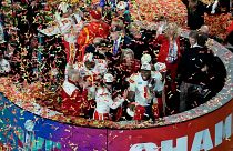 A Kansas City Chiefs játékosai (fehér mezben) a Vince Lombardi-trófeával ünnepelnek a mérkőzés után.