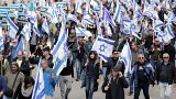 Az izraeli kormány ellen tüntetnek a parlament jeruzsálemi épülete előtt 2023. február 13-án.