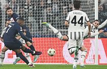 A PSG játékosa, Kylian Mbappe (7) gólt lő a Juventus elleni BL-találkozón, csapattársa, Lionel Messi igyekszik elugrani a labda elől Torinóban 2022. november 2-án.