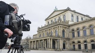 صحفي مصور أمام دار الأوبرا في هانوفر ألمانيا