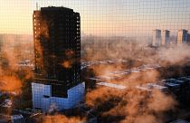 A nyugat-londoni Grenfell Tower toronyház kiégett épülete 2017. december 12-én.