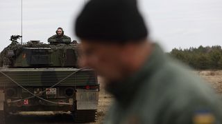 Ukrainische Truppen üben mit Leopard-Panzern.