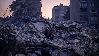 Escombros de um edifício devastado pelos sismos na Turqiua