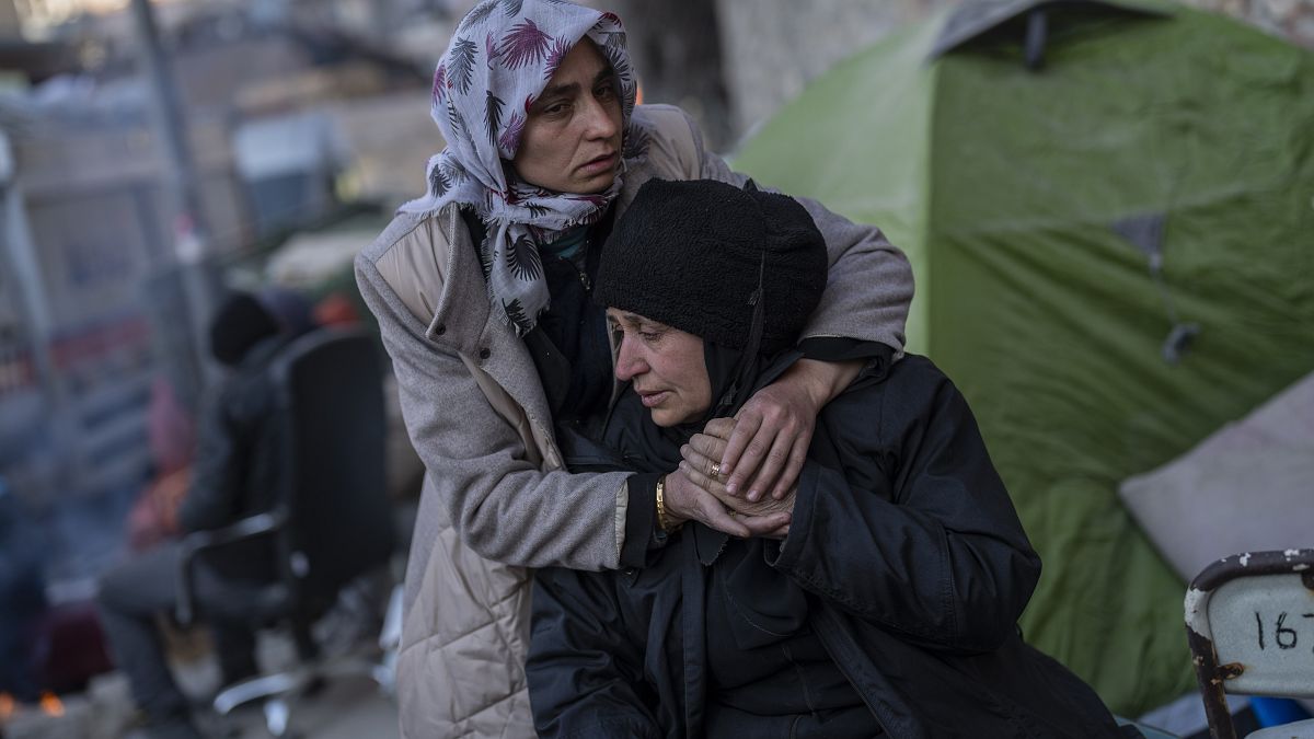 حزن أسرة بعد لحظات من انتشال جثة أحد أقاربها من مبنى دمر خلال الزلزال في أنطاكيا، جنوب شرق تركيا. 2023/02/14
