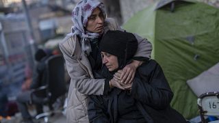 حزن أسرة بعد لحظات من انتشال جثة أحد أقاربها من مبنى دمر خلال الزلزال في أنطاكيا، جنوب شرق تركيا. 2023/02/14
