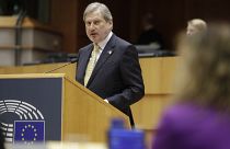 Johannes Hahn felszólal az Európai Parlament plenáris ülésén Brüsszelben 2023. február 2-án.