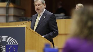 Johannes Hahn felszólal az Európai Parlament plenáris ülésén Brüsszelben 2023. február 2-án.