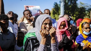 A katonai hatalomátvétel ellen tiltakozó tüntetők a civil kormány megalakulását követelik a szudáni fővárosban 2021. november 25-én