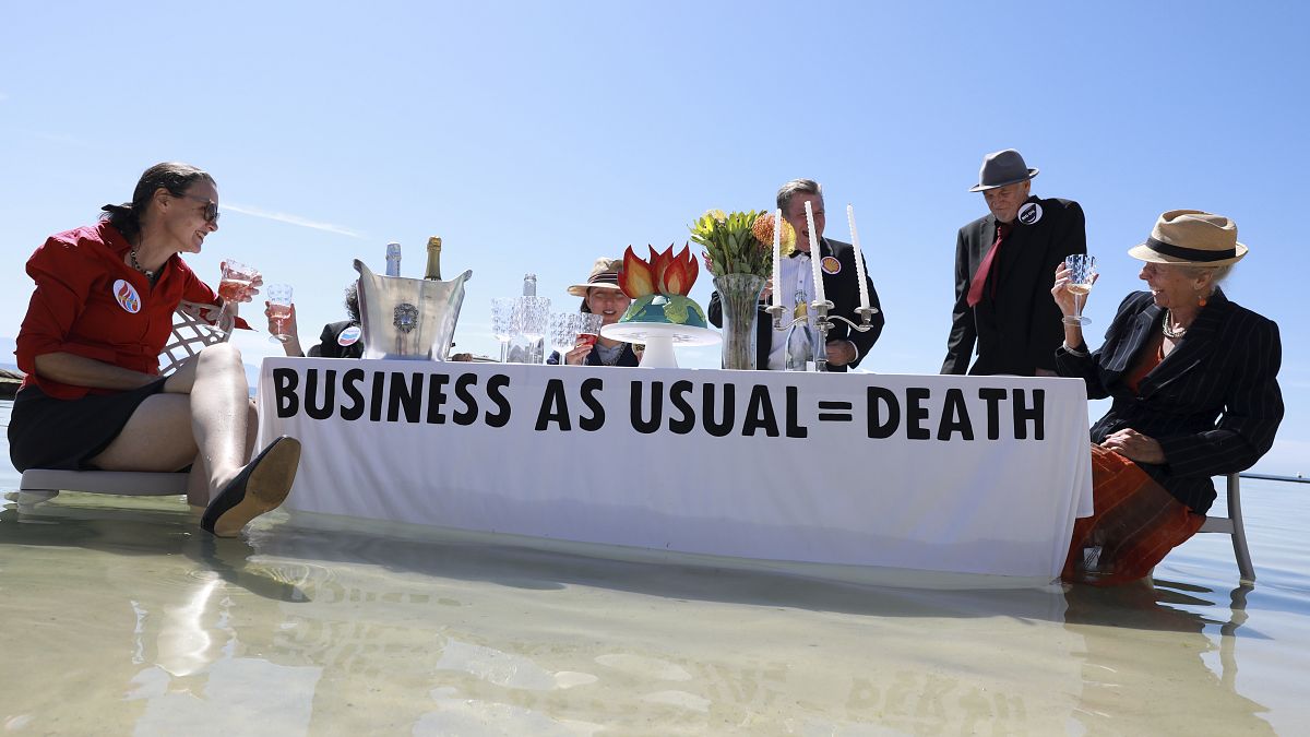 Um cartaz de alerta climático onde se lê que "continuar assim é igual a morte"