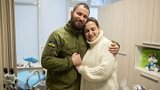 الجندي الأوكراني فيتالي خرونيوك وشريكته آنا سوكورينكو خلال زيارتهم لعيادة خصوبة في كييف 04/02/2023