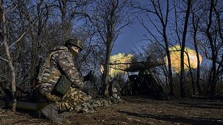 Ukrán tüzérek orosz állásokat lőnek Bahmut közelében