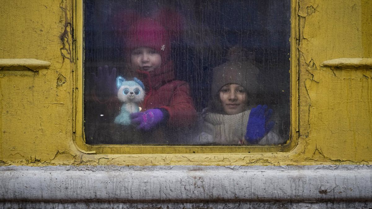 Ukrainische Kinder in einem Bahnwaggon (Symbolfoto)