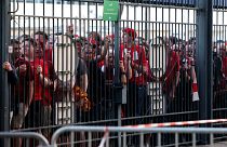 Болельщики "Ливерпуля" за воротами стадиона в Париже. 28 мая 2022 года. Архив