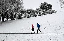 Casal a fazer caminhada com temperaturas geladas, no Parque Olímpico de Munique, na Alemanha