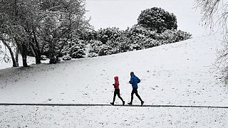 Casal a fazer caminhada com temperaturas geladas, no Parque Olímpico de Munique, na Alemanha 