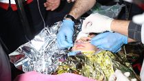 Hatay'da enkazdan çıkartılan çocuk