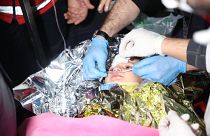 Hatay'da enkazdan çıkartılan çocuk