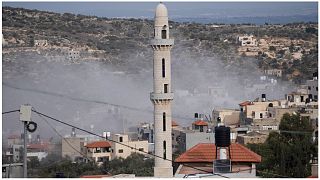دخان يتصاعد من موقع للهدم في قرية كفر دان بالضفة الغربية بالقرب من جنين، الاثنين 2 كانون الثاني/ يناير 2023.