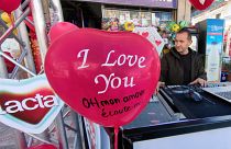 Μουσική, μπαλόνια καρδιές και γλυκά έξω από κατάστημα ψιλικών στο Ναύπλιο για την ημέρα των ερωτευμένων