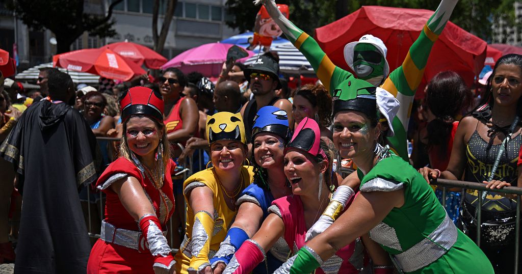 Brazil: 'Rebirth' in Rio as carnival street parties return