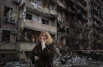 امرأة أوكرانية دمرت الحرب البناية التي كانت تسكنها في كييف