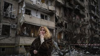 امرأة أوكرانية دمرت الحرب البناية التي كانت تسكنها في كييف