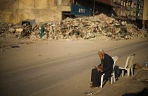 Un vieil homme à côté d'un immeuble détruit à Alexandrette, Turquie, 14.02.2023.