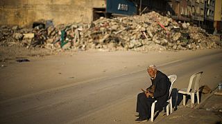 Un vieil homme à côté d'un immeuble détruit à Alexandrette, Turquie, 14.02.2023.