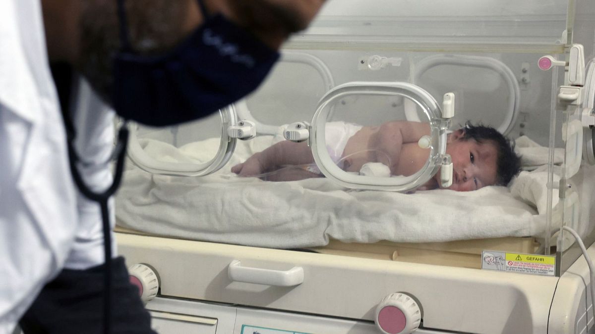 نوزاد نجات‌یافته از زمین لرزه در سوریه