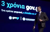 Ο πρωθυπουργός Κυριάκος Μητσοτάκης, κατεβαίνει από το βήμα μετά την ομιλία του κατά τη διάρκεια της εκδήλωσης στο Μέγαρο Μουσικής