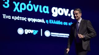 Ο πρωθυπουργός Κυριάκος Μητσοτάκης, κατεβαίνει από το βήμα μετά την ομιλία του κατά τη διάρκεια της εκδήλωσης στο Μέγαρο Μουσικής
