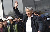الرئيس السابق ألماظبك أتامباييف يلوح لمؤيديه في بيشكيك، قرغيزستان -  9 أكتوبر 2020.